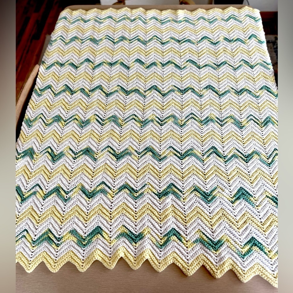 VINTAGE CROCHETED ZIGZAG THROW - Picture 6 of 7